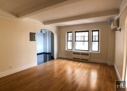 Christopher St - Photo 1