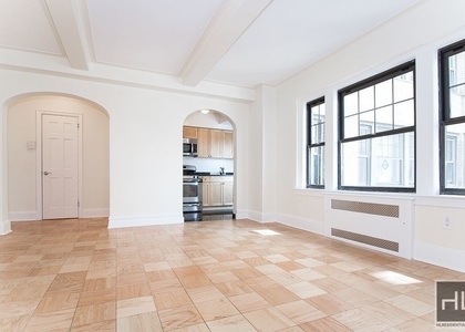 Christopher St - Photo 1