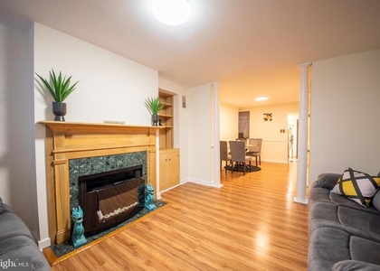 913 W Lombard Street - Photo 1
