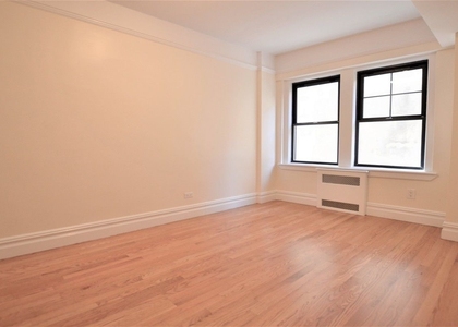 Christopher St - Photo 1