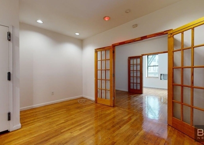 Third Avenue - Photo 1
