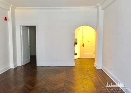 W 72nd St - Photo 1