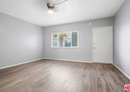 115 N Oak Street - Photo 1