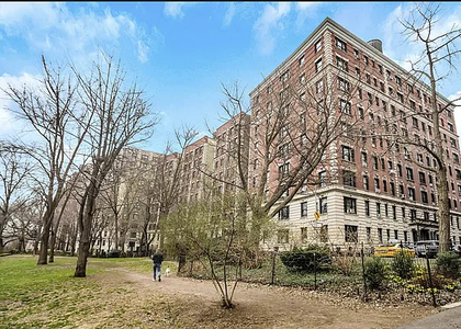 RIVERSIDE DRIVE - Photo 1