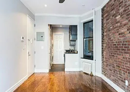 East 10th street - Photo 1