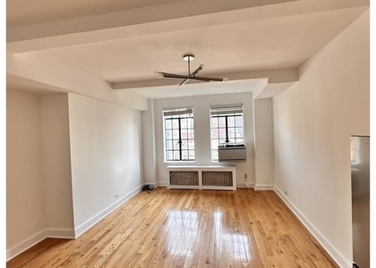 320 E 42nd St - Photo 1