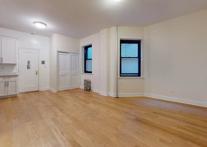 Grand Street - Photo 1