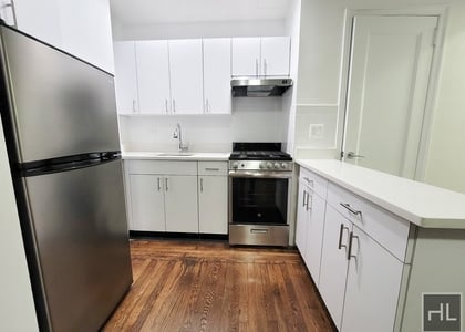 East 46 Street - Photo 1