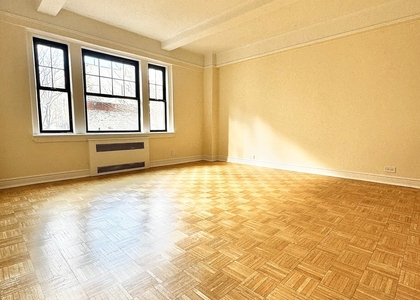 Christopher St - Photo 1