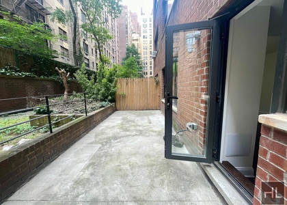 East 56 Street - Photo 1