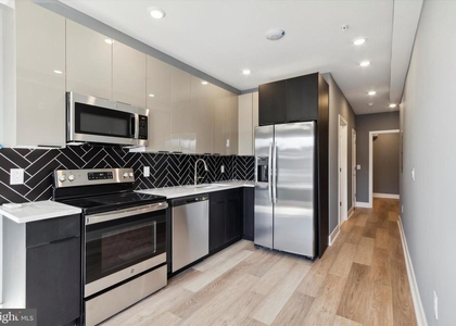 1615 Poplar Street - Photo 1