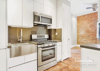 E 52nd St - Photo 1