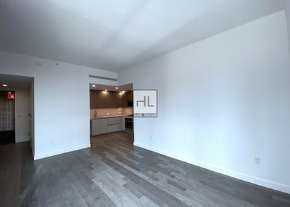 Third Avenue - Photo 1