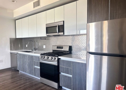 552 N Hobart Boulevard - Photo 1