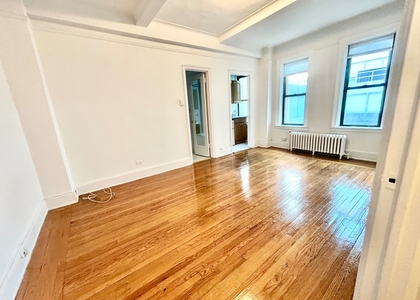 East 52nd street, Lexington Av - Photo 1