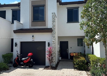 246 Ne 208th Ter - Photo 1