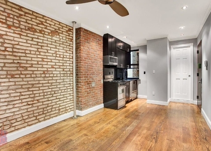 West 52 Street - Photo 1