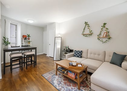 East 58 Street - Photo 1