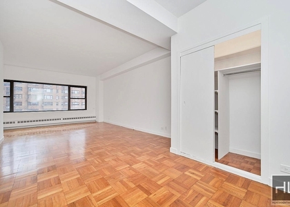 East 55 Street - Photo 1