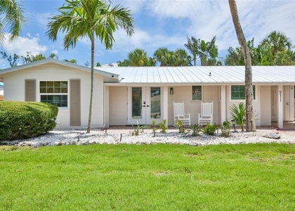 211 Island Circle - Photo 1