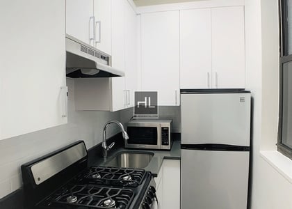 East 46 Street - Photo 1