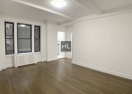 East 46 Street - Photo 1