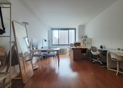 47-20 Center Boulevard - Photo 1