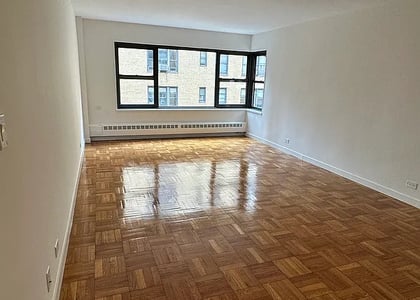 East 55th Street - Photo 1