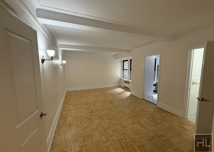 Christopher St - Photo 1