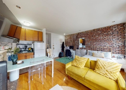 Third Avenue - Photo 1