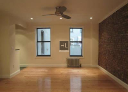 West 52 Street - Photo 1