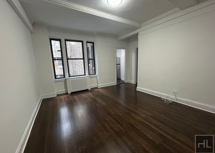 East 46 Street - Photo 1