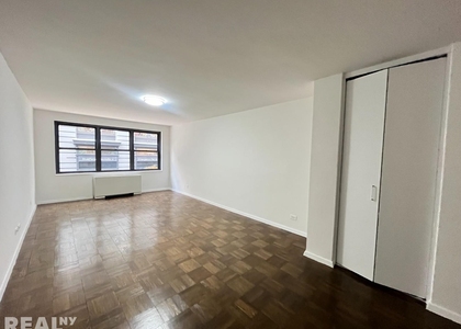 E 16th St - Photo 1