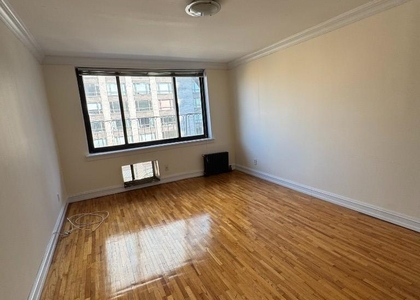 York Avenue - Photo 1