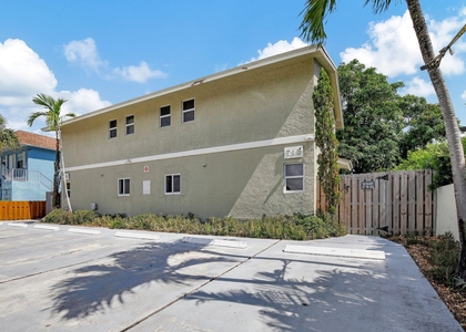 711 Ne 14 Street - Photo 1