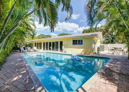 2600 N Riverside Drive - Photo 1