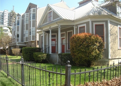 915 W 23rd St - Photo 1