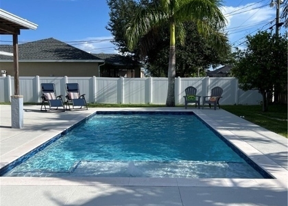 852 Ne 7th Place - Photo 1