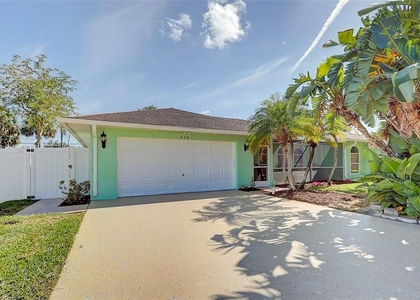 238 Sw Grove Avenue - Photo 1
