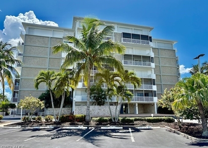 60 Pelican Street W - Photo 1
