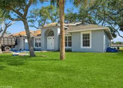 1625 Sw Abingdon Avenue - Photo 1