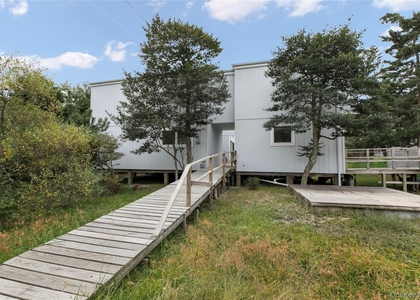 54 Thompson Avenue - Photo 1