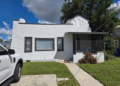 403 Avenue J Se - Photo 1