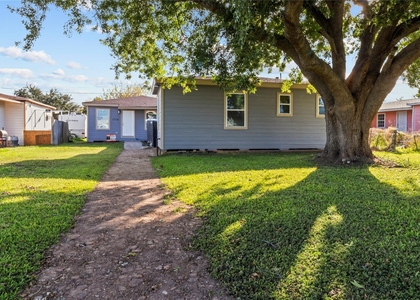 1717 W 4th Street - Photo 1