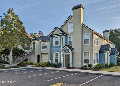 13700 Richmond Park Drive N - Photo 1