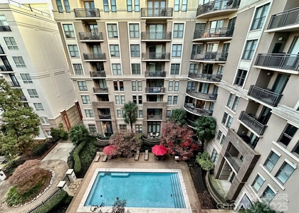 718 W Trade Street - Photo 1