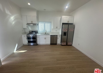 1174 1/2 S Windsor Blvd - Photo 1