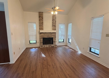 728 W San Antonio St - Photo 1