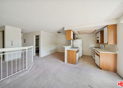 1519 N Martel Avenue - Photo 1