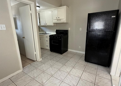 1611 Common Street - Photo 1